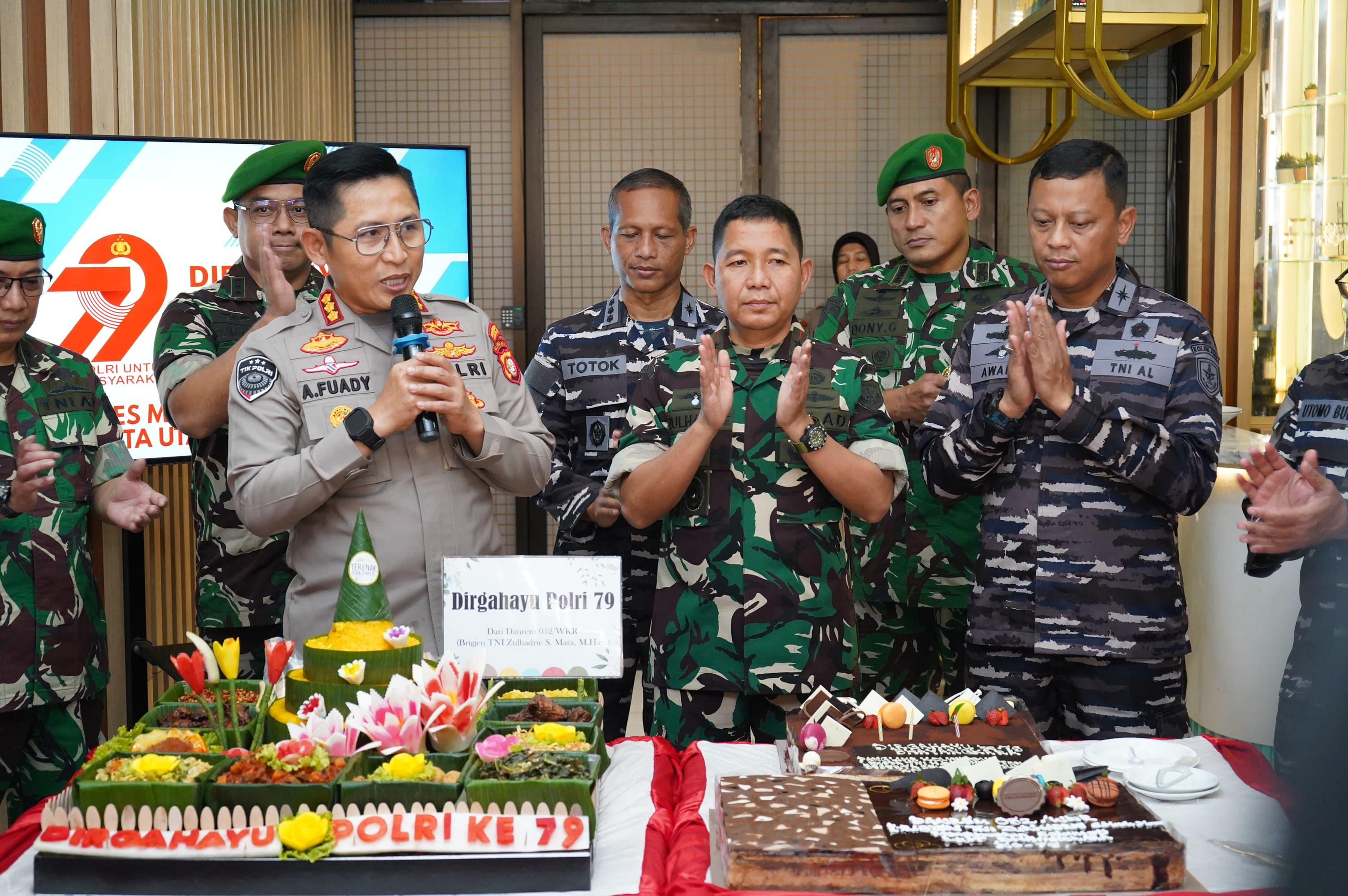 Sinergi TNI-Polri Perkuat Keamanan Ibukota: Kunjungan Korem 052/Wijayakrama, Kodim 0502 JU dan Kolinlamil di Hari Bhayangkara ke-79  ‎