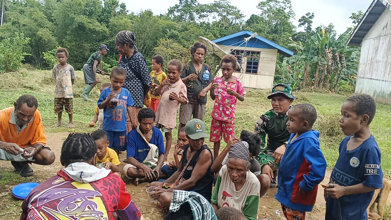 Karya Bakti Merah Putih Satgas 126 dan Warga Umap: Kerja Bareng, Ngopi Bareng