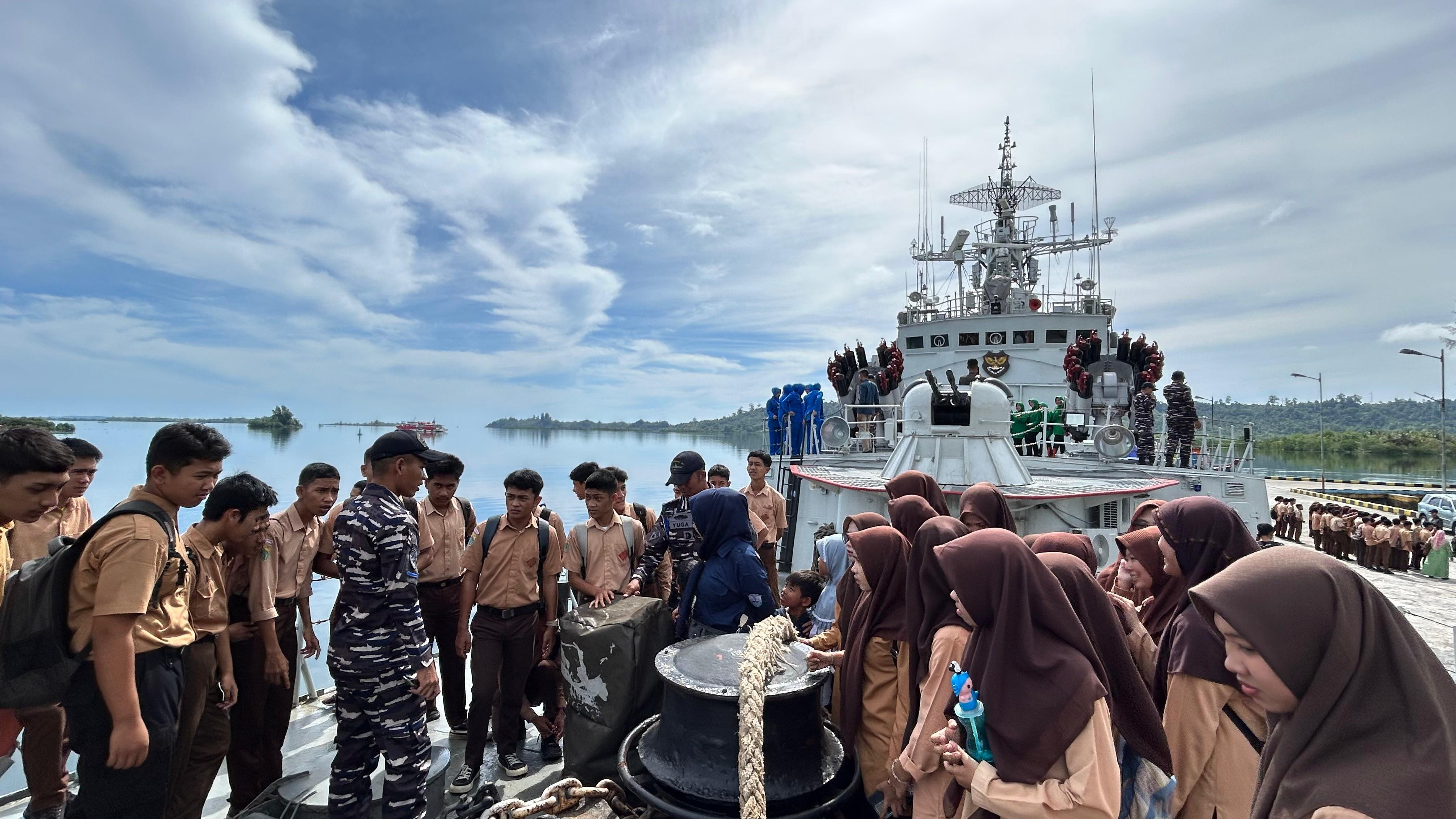 Antusiasme Masyarakat Simeulue Pada Kegiatan Open Ship KRI Imam Bonjol-383 di Pelabuhan Laut Sinabang