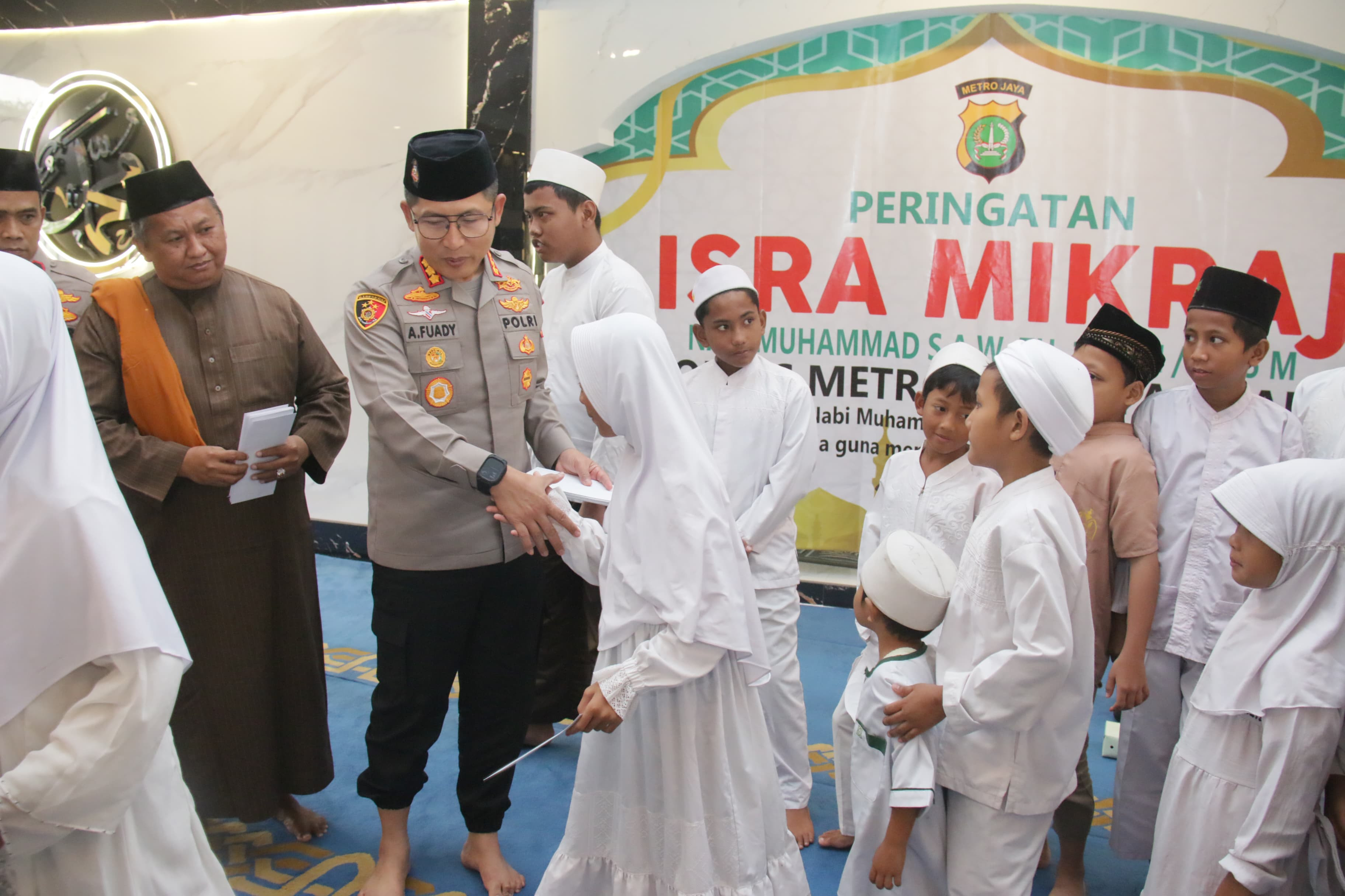 Polres Metro Jakarta Utara Gelar Peringatan Isra' Mi'raj dan Santunan Anak Yatim, Kapolres: Sholat adalah Tiang Agama