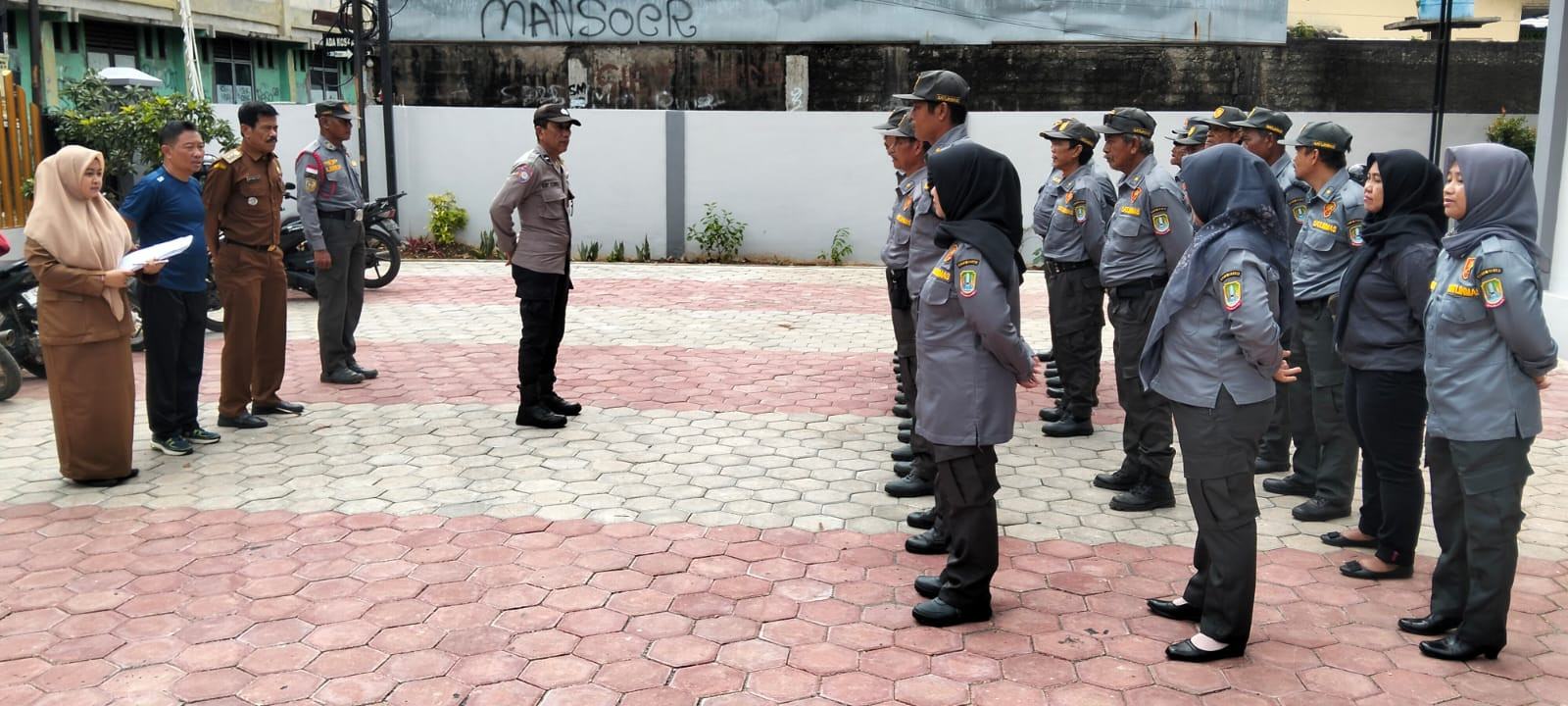 Perkuat Pengamanan Wilayah, Bhabinkamtibmas Jatiwarna Berikan Pembinaan Khusus bagi Anggota Linmas