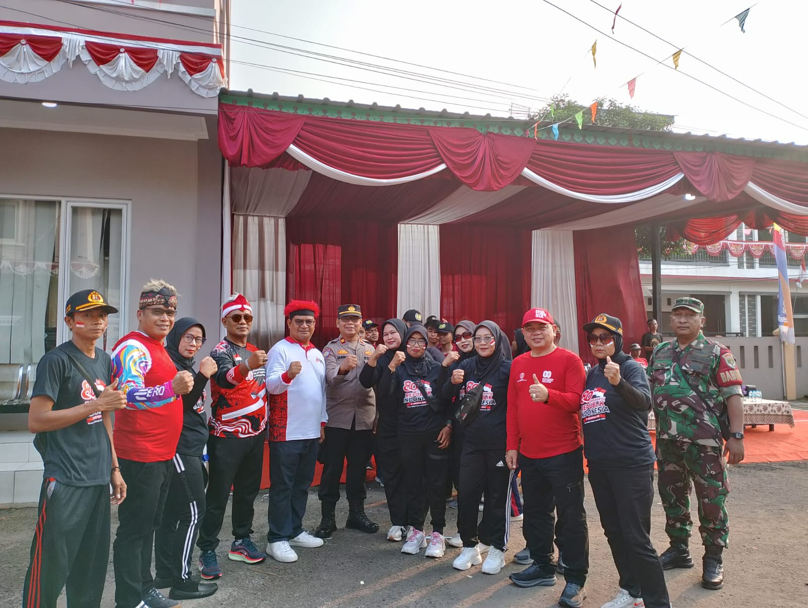 SINERGITAS TNI–POLRI HADIRI UNDANGAN HUT RI KE-80 DI KELURAHAN CIKIWUL KECAMATAN BANTARGEBANG KOTA BEKASI