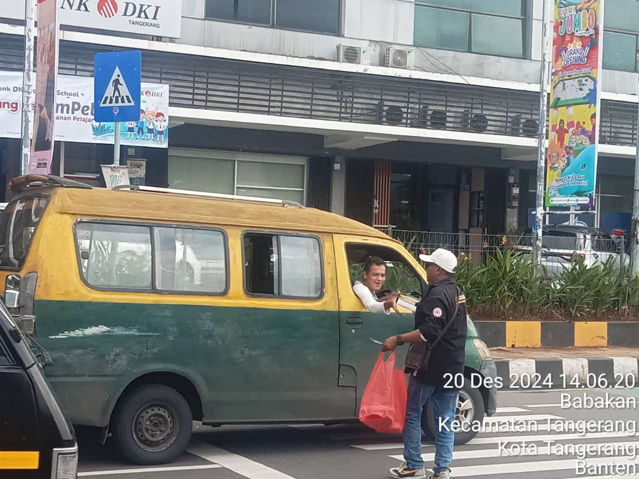 Jumat Berkah FWJI Tangkot kembali Berbagi Nasi Kotak kepada Warga Yang Melintas