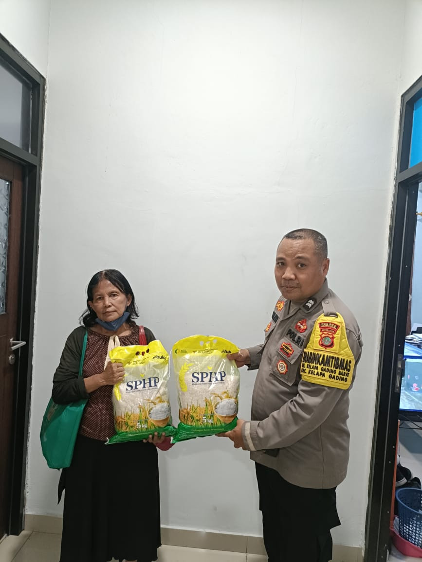 Gerakan Pangan Murah Polri dan Bulog, Polsek Kelapa Gading Bantu Warga Dapatkan Beras Terjangkau