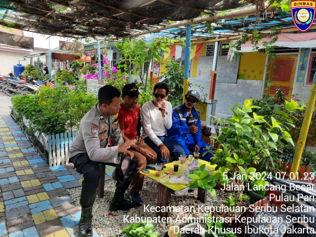 Bhabinkamtibmas Pulau Tidung Sambangi Tokoh Masyarakat untuk Jalin Silaturahmi dan Tingkatkan Kamtibmas