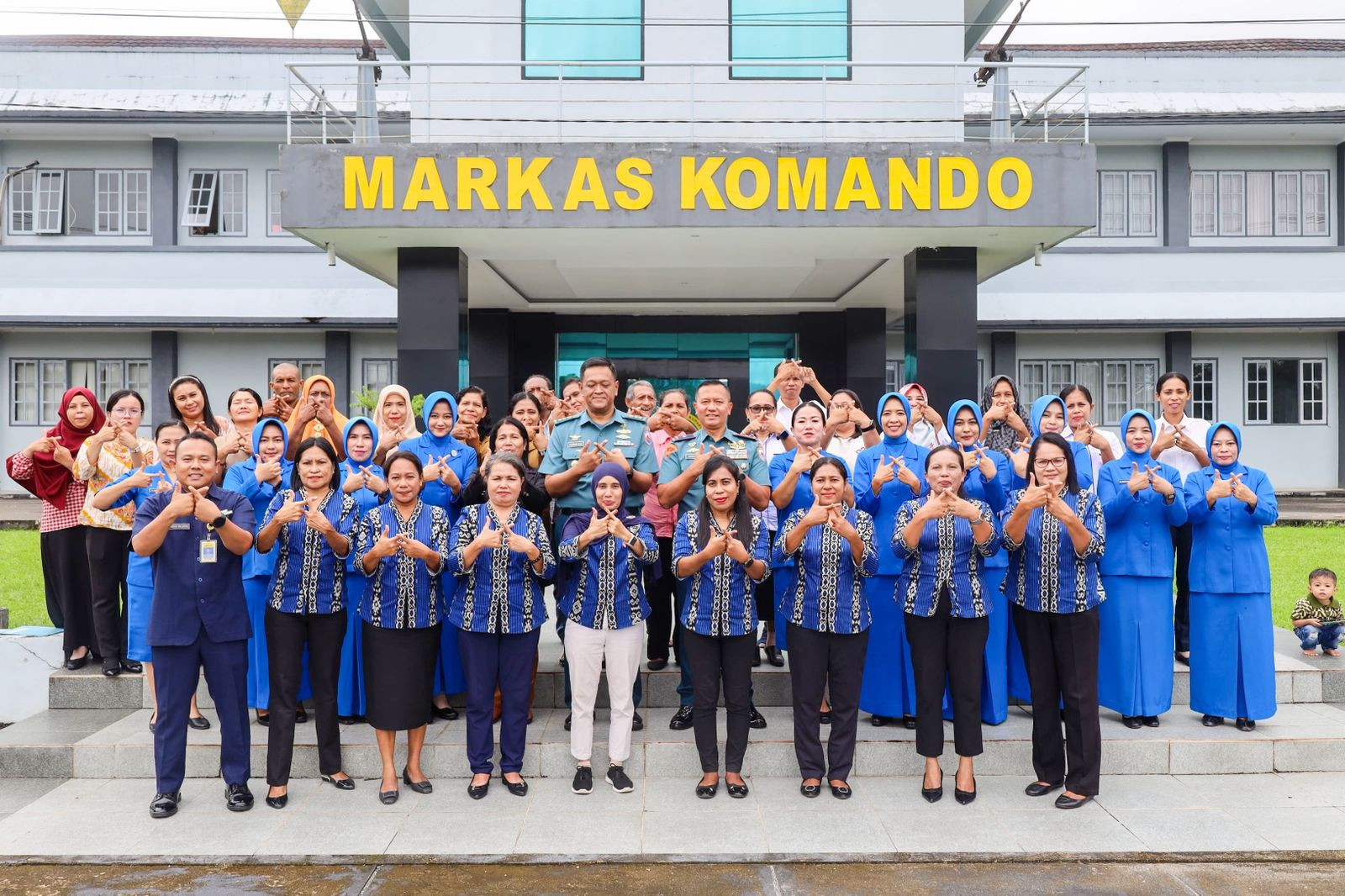 Danlantamal IX Didampingi Ibu Pengawas Cabang Ambon YHT Serahkan Gaji 13 Kepada Seluruh Pegawai Cabang Ambon Yayasan Hang Tuah