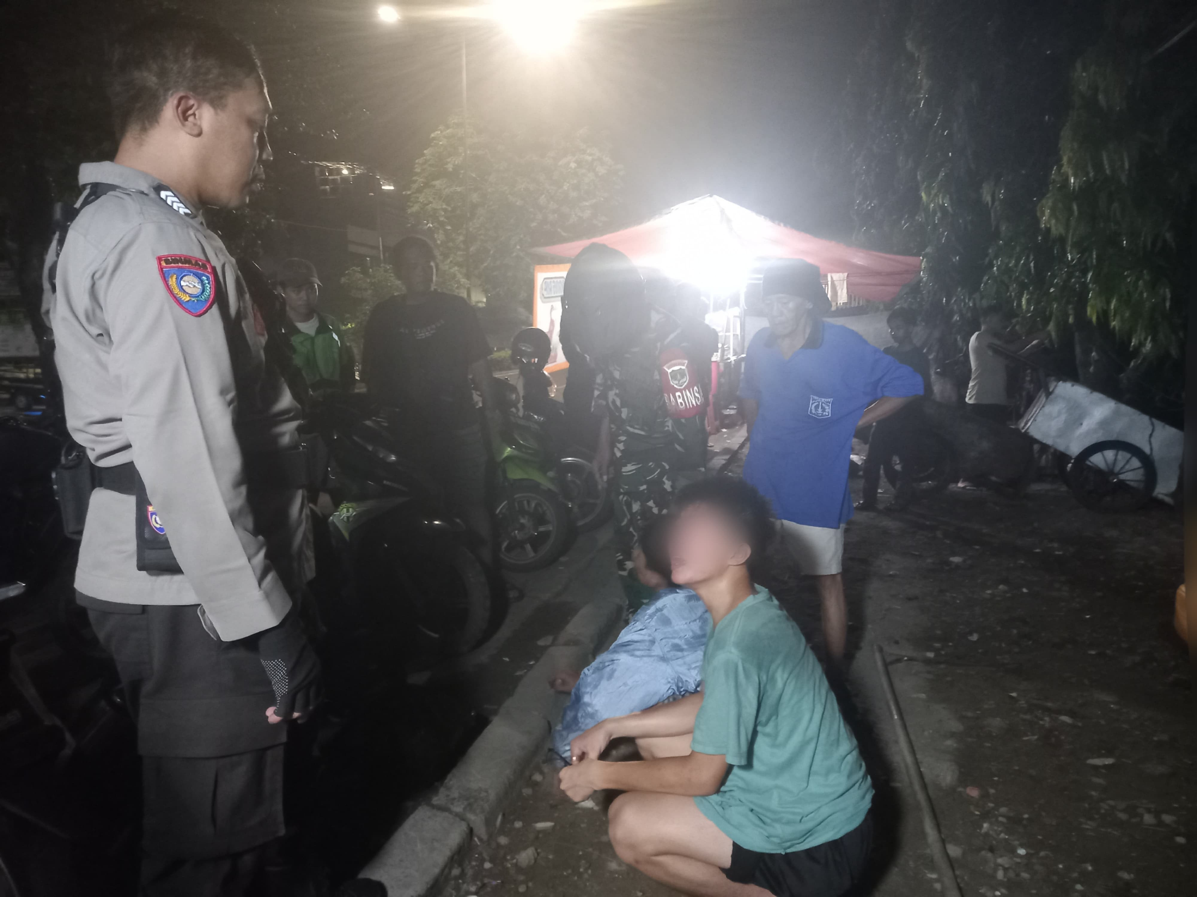 Bhabinkamtibmas Bersama Babinsa Bubarkan Tawuran Remaja di Pinangsia, Sejumlah Pelaku Diamankan