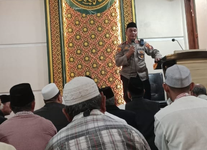 Kapolsek Koja Bersama Personel Polsek Laksanakan Sholat Subuh Berjamaah di Masjid Jami Nurul Islam