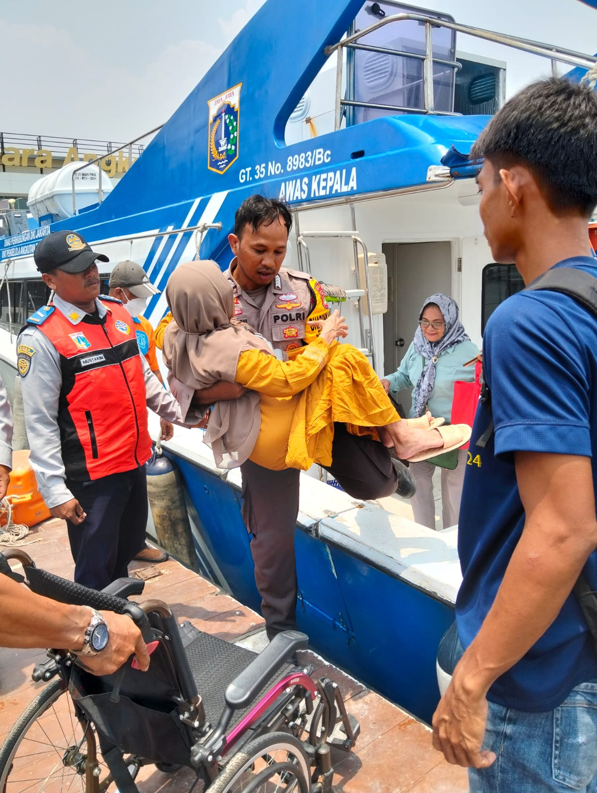 Bhabinkamtibmas Pulau Sabira Tunjukkan Kepedulian Bantu Lansia Turun dari Kapal