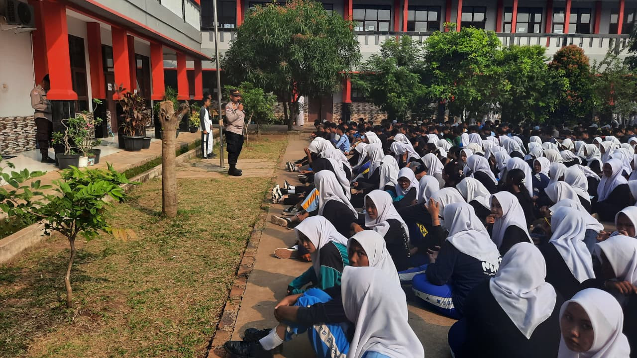 Polsek Bantargebang Laksanakan Binluh dan Pelatihan Baris Berbaris di SMKN 15 Kota Bekasi