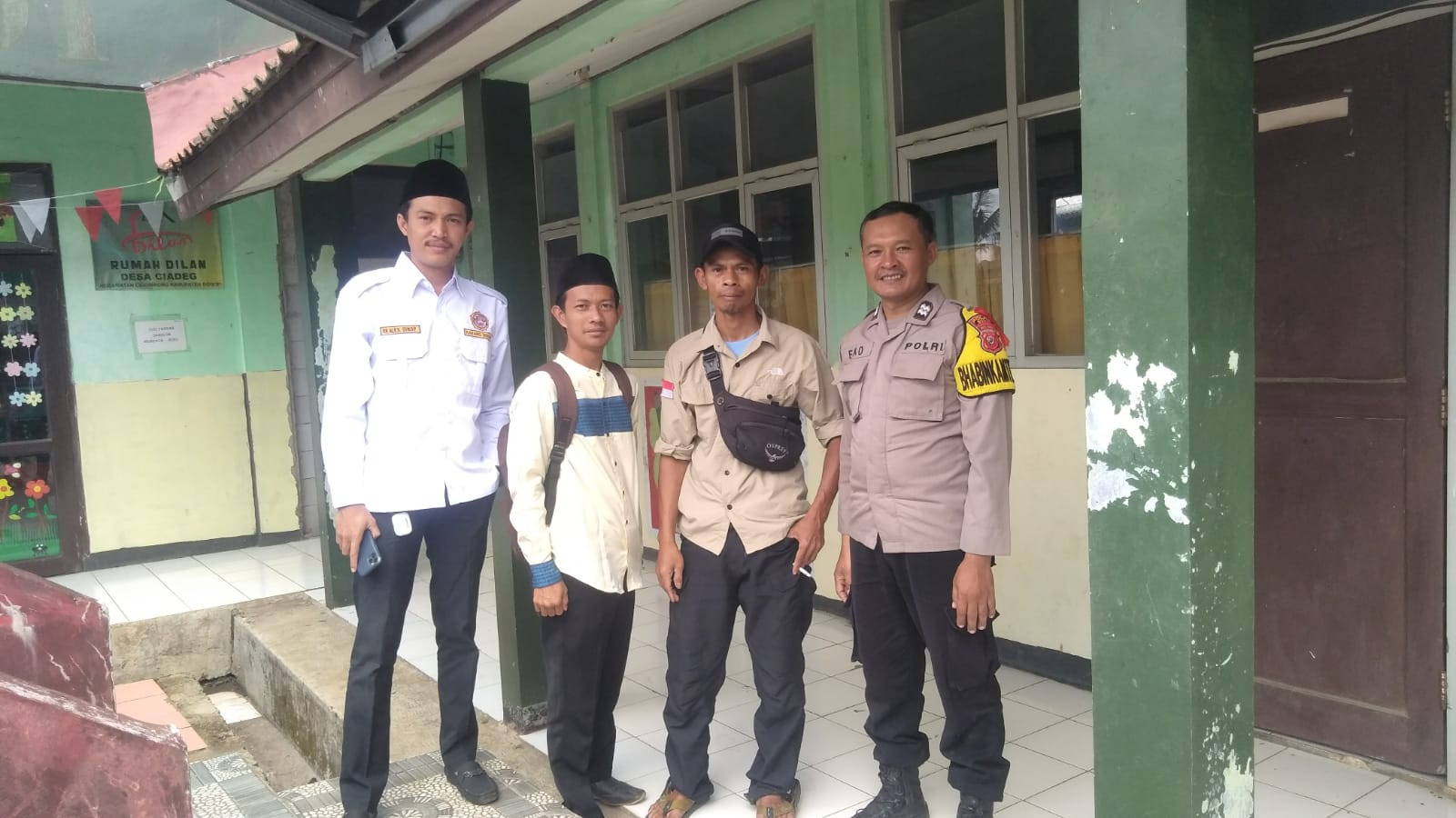 Bhabinkamtibmas Polsek Cijeruk Polres Bogor Sambang Warga Desa Ciadeg, Pererat Kedekatan dan Deteksi Dini Kamtibmas