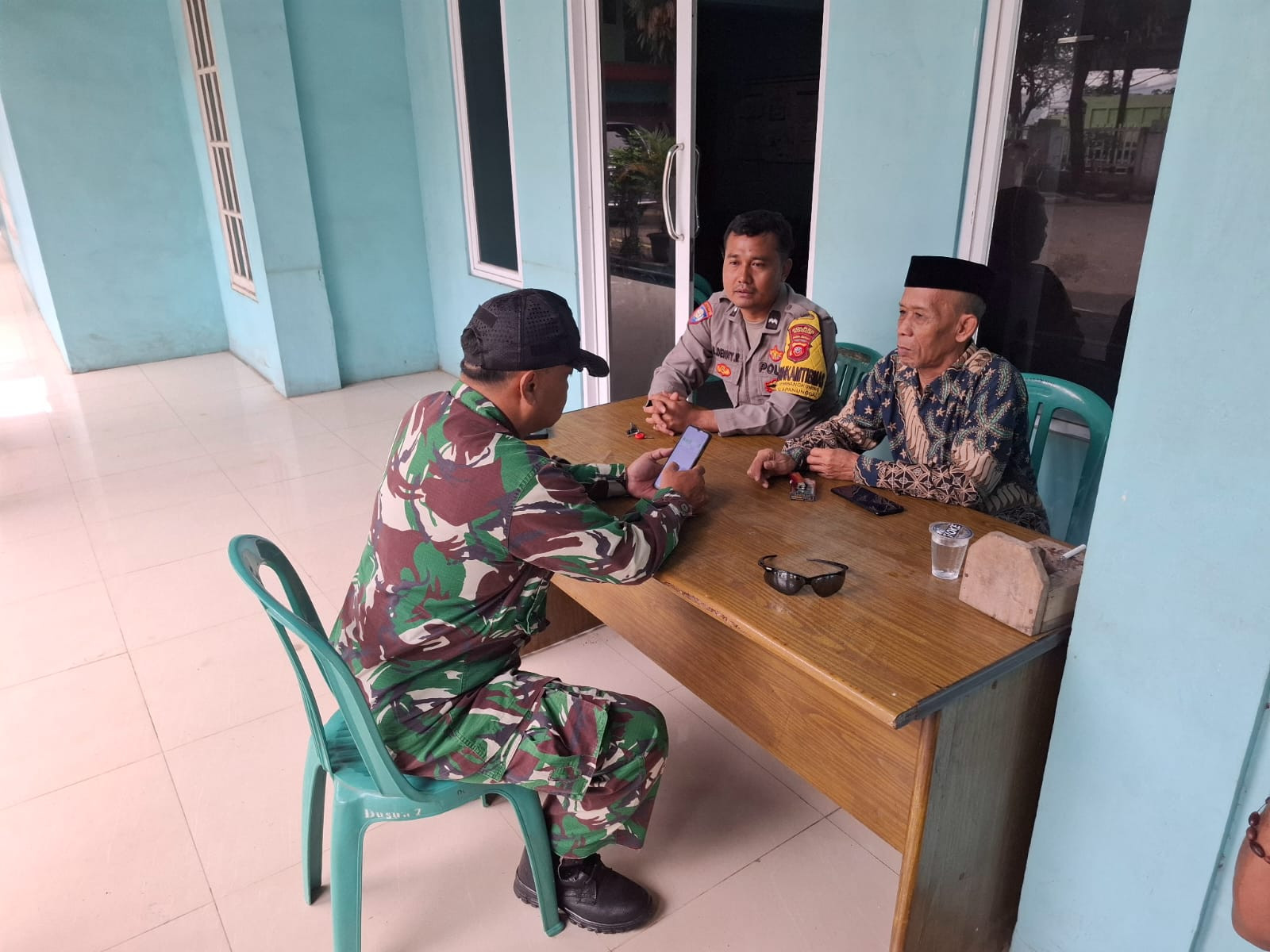 TNI-Polri Bersinergi Patroli Sambang Warga Masyarakat Desa Kembangkuning Sampaikan Himbauan Kamtibmas