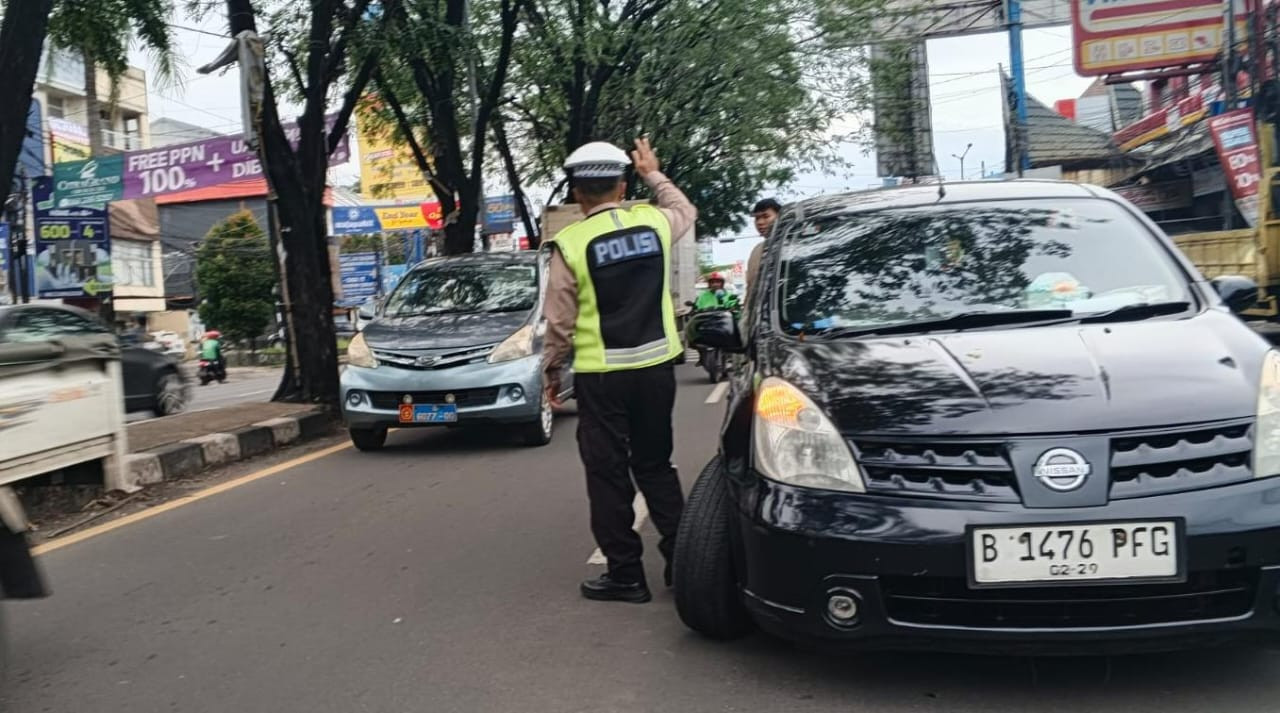 Aksi Humanis Polisi: Aiptu Budi Pramono Urai Kemacetan di Jalan Alternatif Cibubur