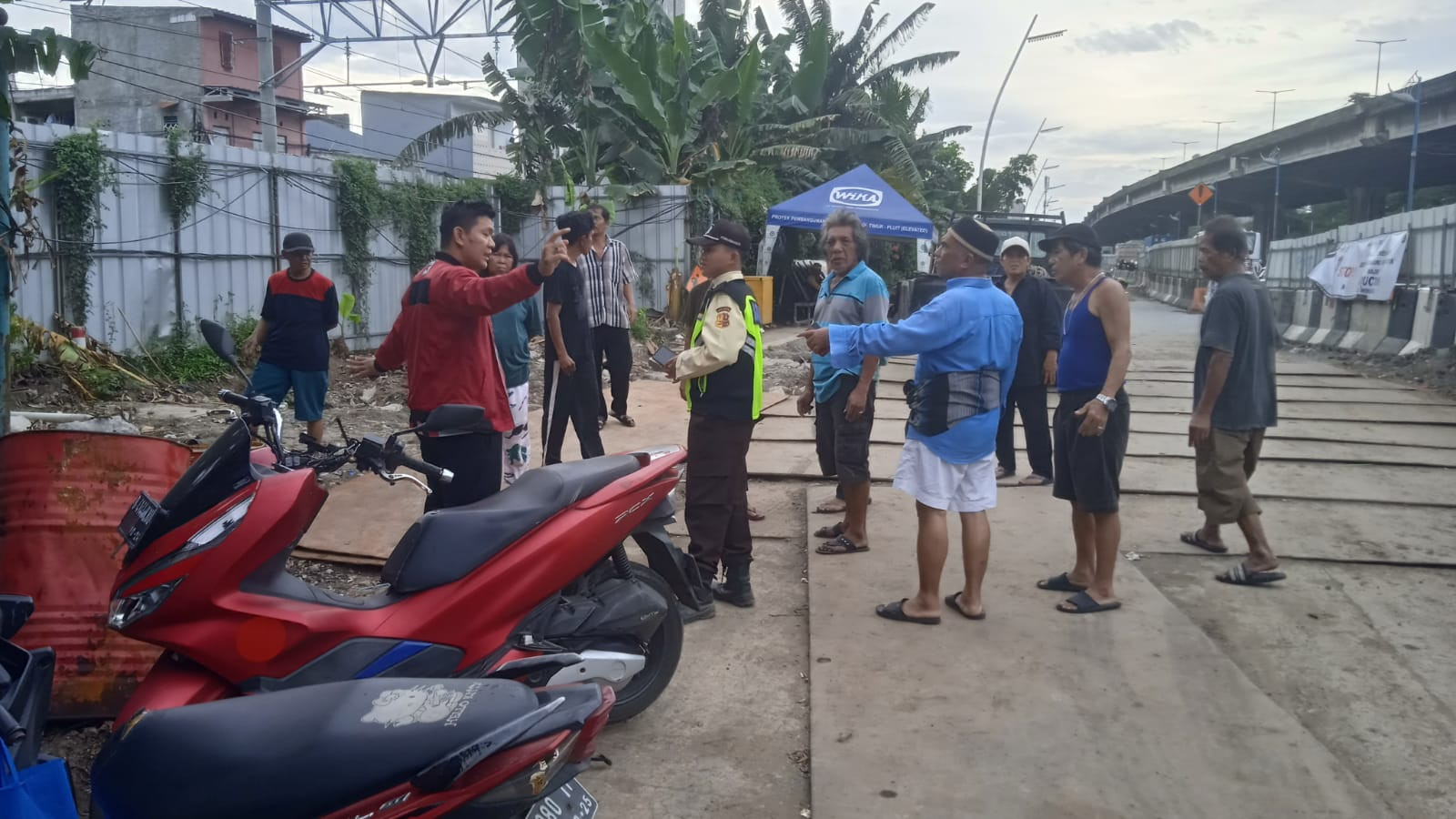 Warga Pademangan Barat Protes Drainase Tertutup Tanah Proyek Tol: Ancaman Banjir di Depan Mata