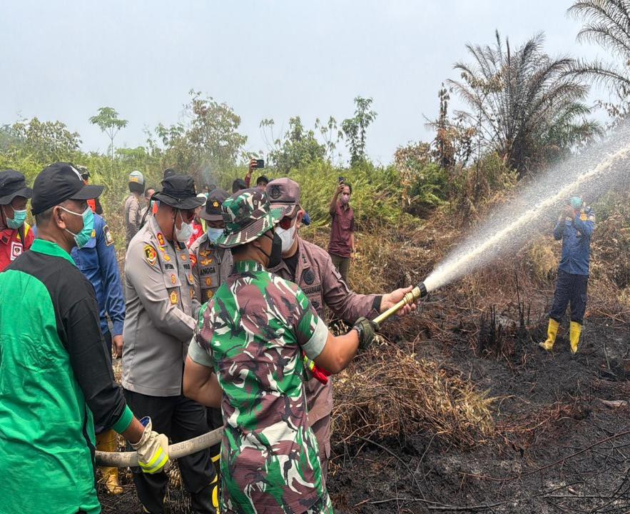 Polri Bersama TNI dan Stakeholder Gerak Cepat Tangani Karhutla di Sarolangun