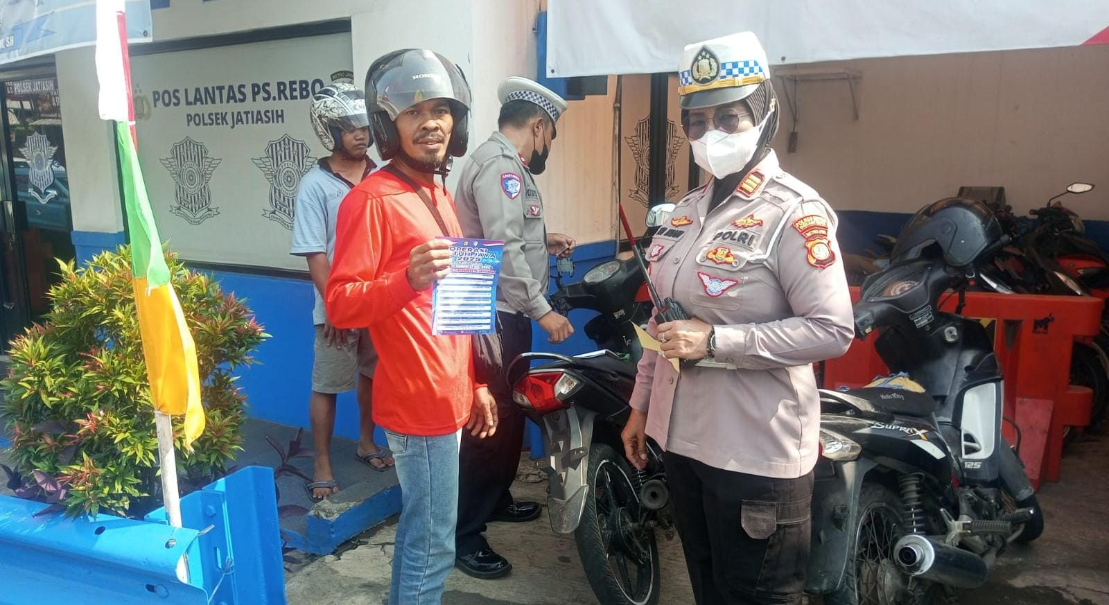 OPERASI PATUH JAYA 2025 POLSEK JATIASIH "SOSIALISASI DAN HIMBAUAN HUMANIS DI JLN. RAYA JATIASIH"