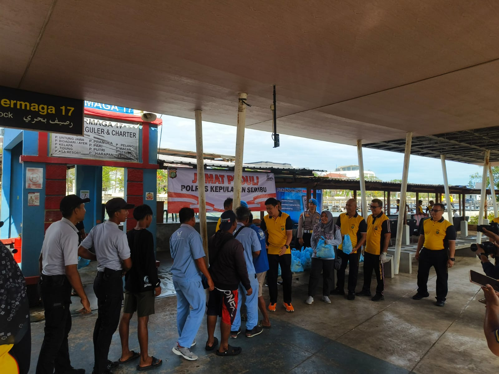Polres Kepulauan Seribu Gelar “Jumat Peduli”, Bagikan 52 Paket Sembako untuk Nelayan dan Petugas Marina Ancol
