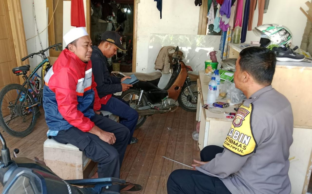Bhabinkamtibmas Kelurahan Cikiwul Ajak Warga Aktif Jaga Keamanan Lingkungan