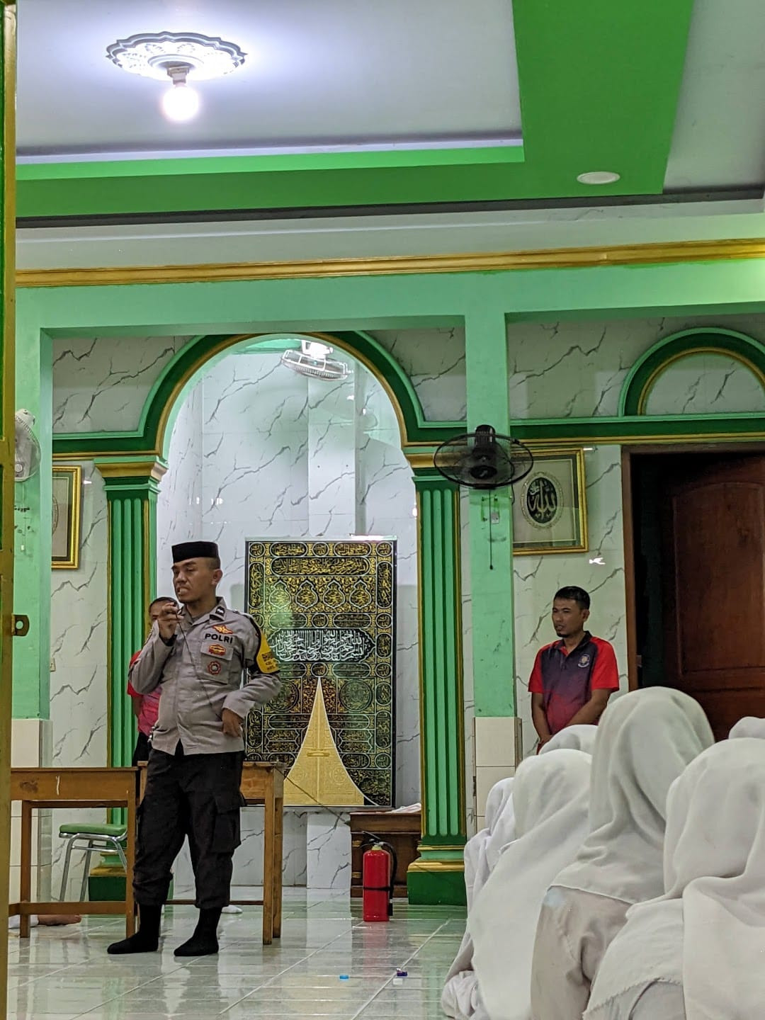 Bhabinkamtibmas Kapuk Muara Hadiri Pesantren Khaerul Ummah, Edukasi Santri Tentang Keselamatan
