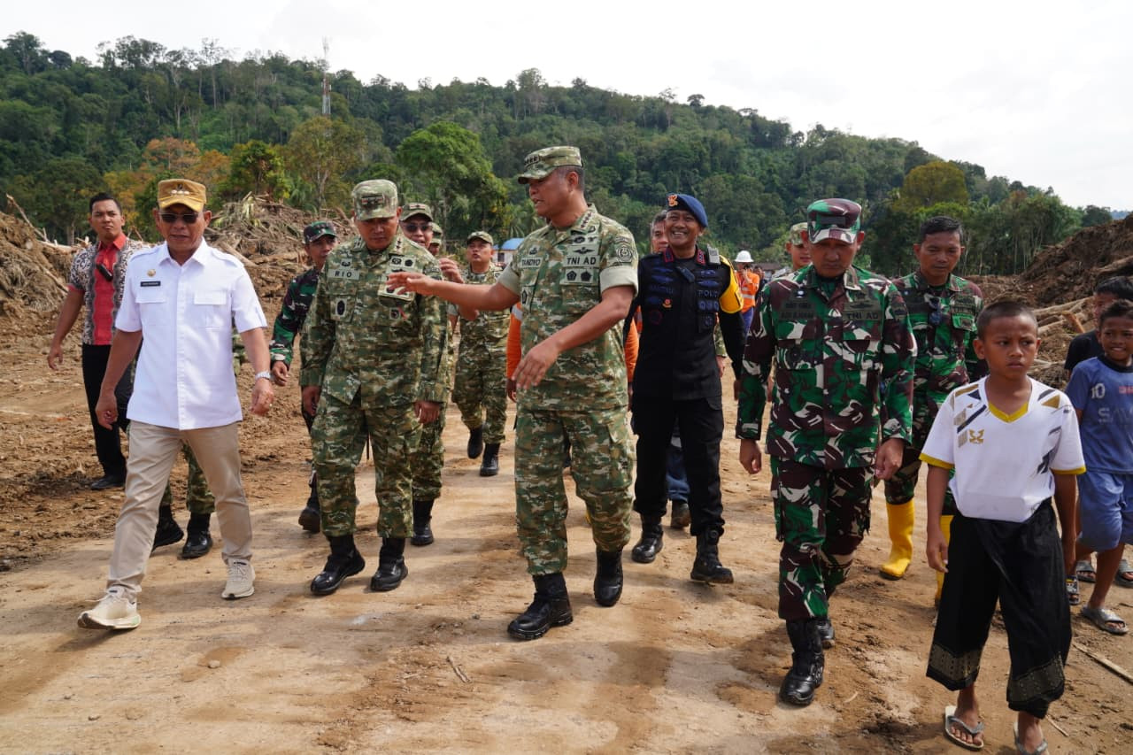 Wakil Panglima TNI Tinjau Wilayah Terdampak Banjir di Sumut dan Sumbar