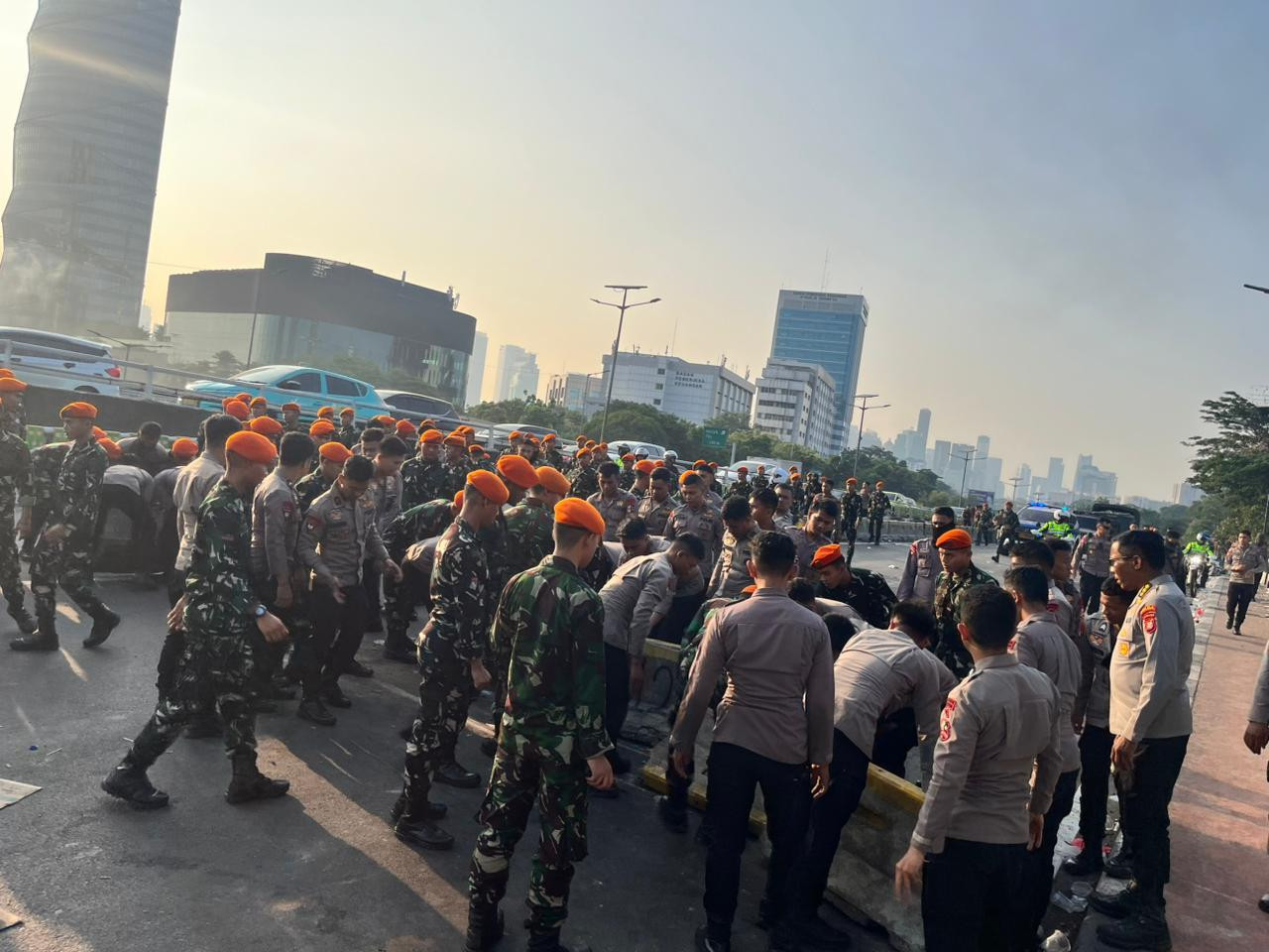 Kodam Jaya Bantu Polri Sekat dan Halau Massa Unjuk Rasa di Depan Gedung DPR/MPR RI