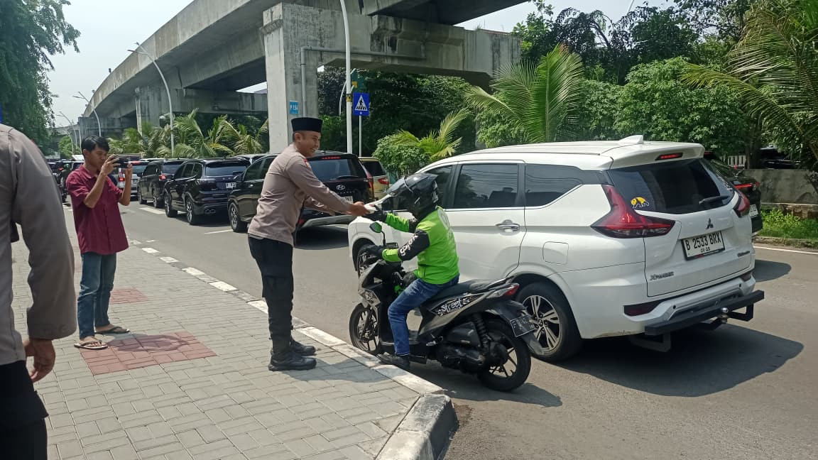 Polsek Kelapa Gading Gelar Jumat Peduli, Bagikan Nasi Kotak untuk Ojol dan Warga