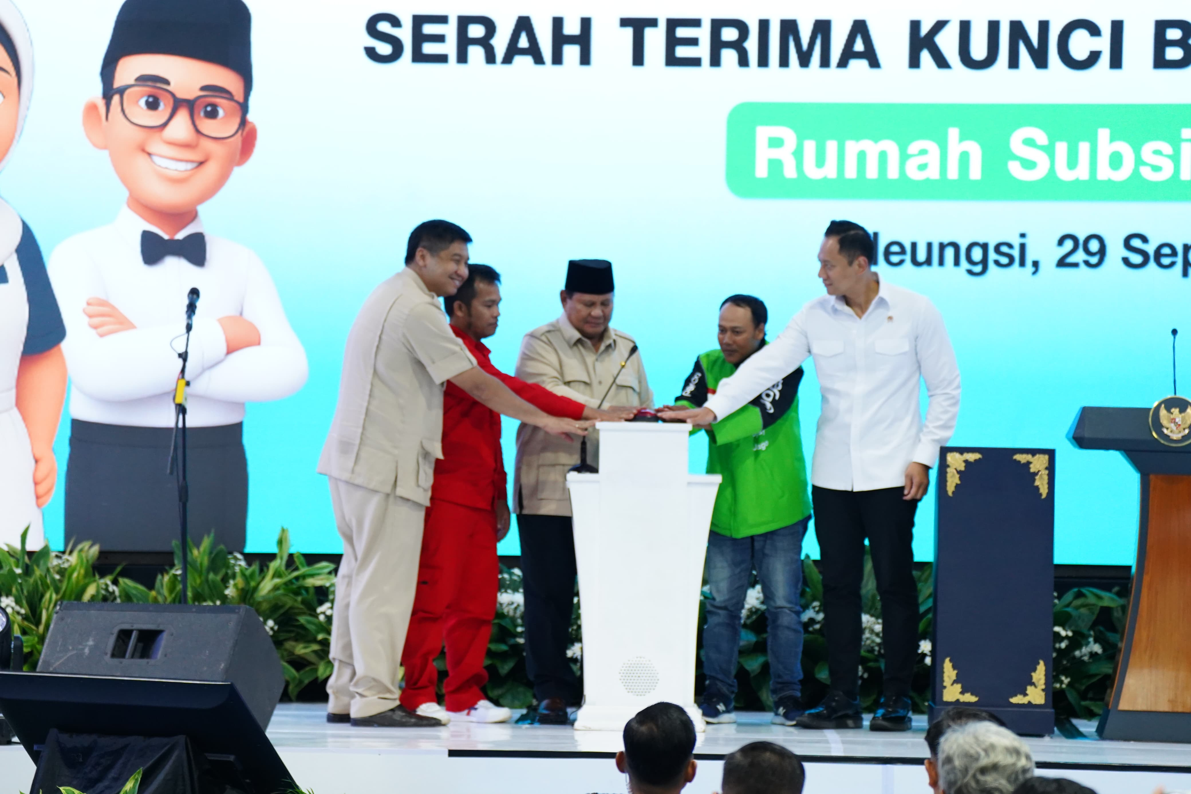 Panglima TNI Dampingi Presiden RI Pada Akad Massal 26.000 KPR FLPP