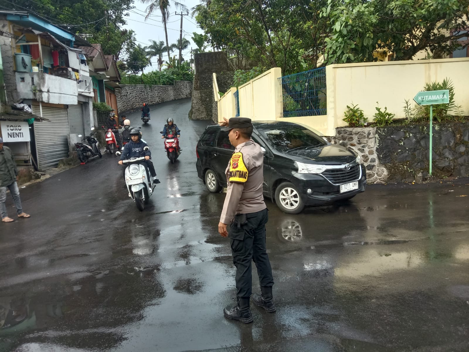 Bhabinkamtibmas Desa Cipayung Girang Laksanakan PAM Jalur Antisipasi Libur Panjang
