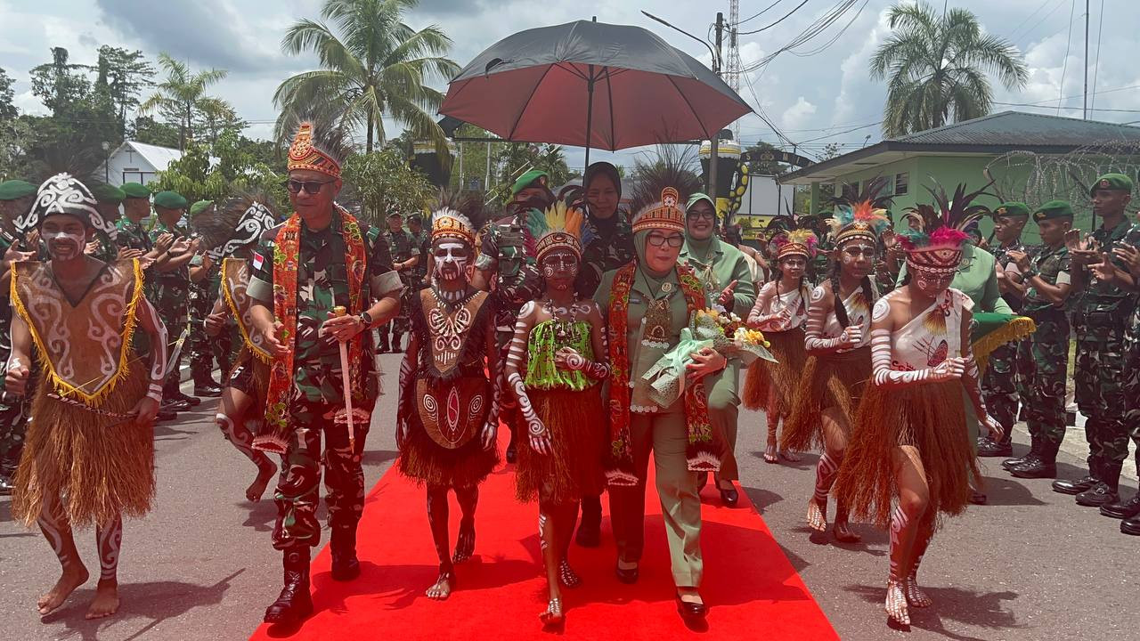 Dandim 1710/Mimika Sambut Kedatangan Pangdam XVII/Cenderawasih Dalam Kunjungan Kerjanya Ke Kodim 1710/Mimika