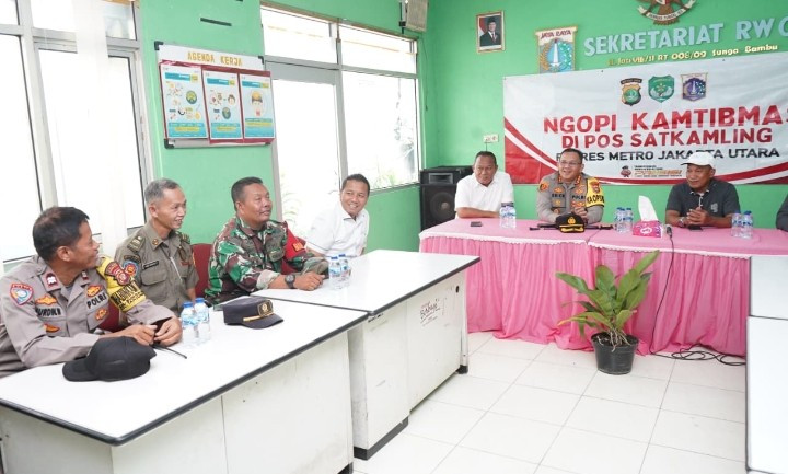 Ngopi Kamtibmas, Kapolres Metro Jakarta Utara Tinjau Posko Satkamling di Tanjung Priok