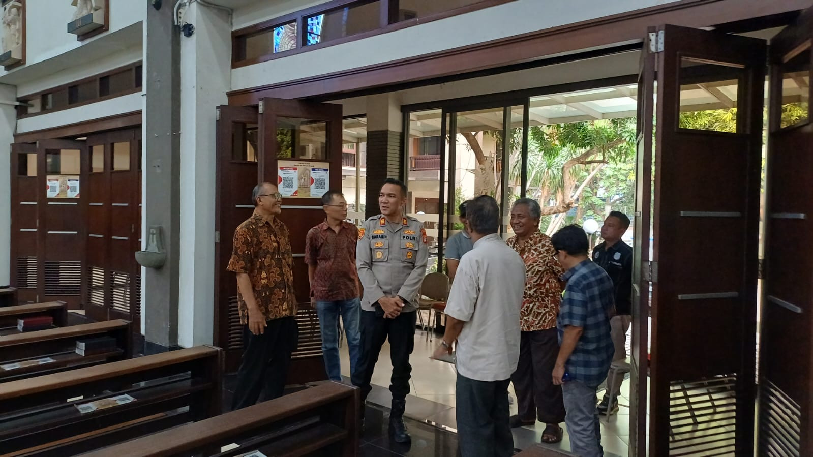 Jaga Jakarta On The Spot : Kapolsek Bekasi Barat Sambangi Gereja Santo Mikael Kranji, Perkuat Sinergi Jaga Kamtibmas