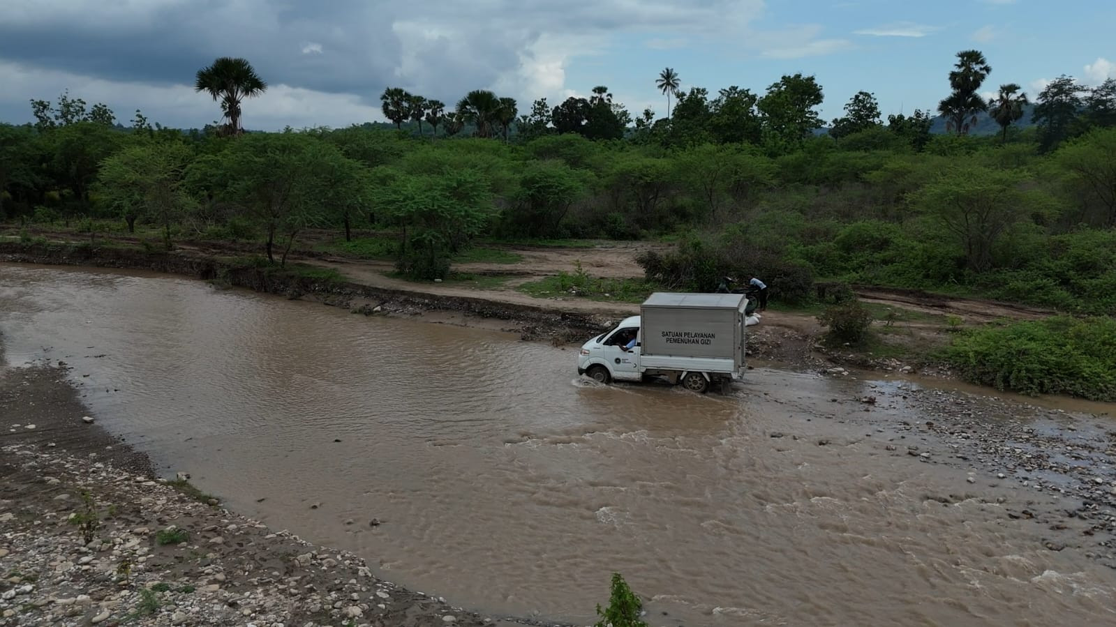 Seberangi Sungai, Petugas SPPG di Pedalaman NTT Bertaruh Nyawa Antar MBG, Harap Jembatan Dibangun