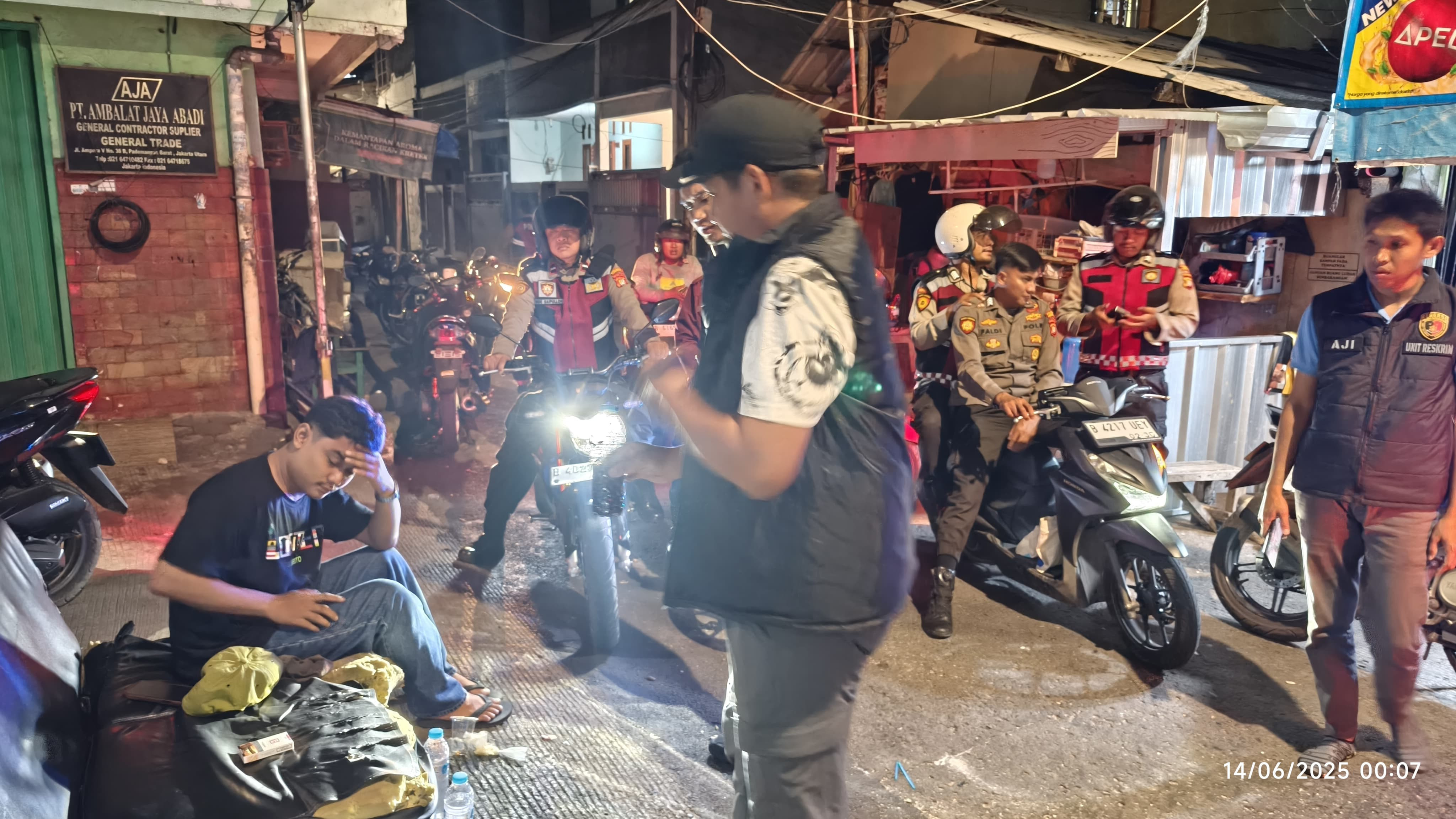 Patroli Malam Polsek Pademangan Antisipasi Gangguan Kamtibmas: Amankan Diduga Pelaku Tawuran dan "Pak Ogah"