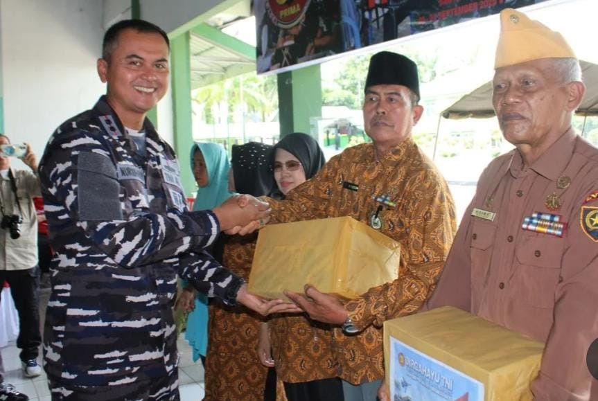 Soliditas TNI Untuk Masyarakat, Lanal Bengkulu Bersama Korem Garuda Emas Gelar Bakti Sosial Kesehatan