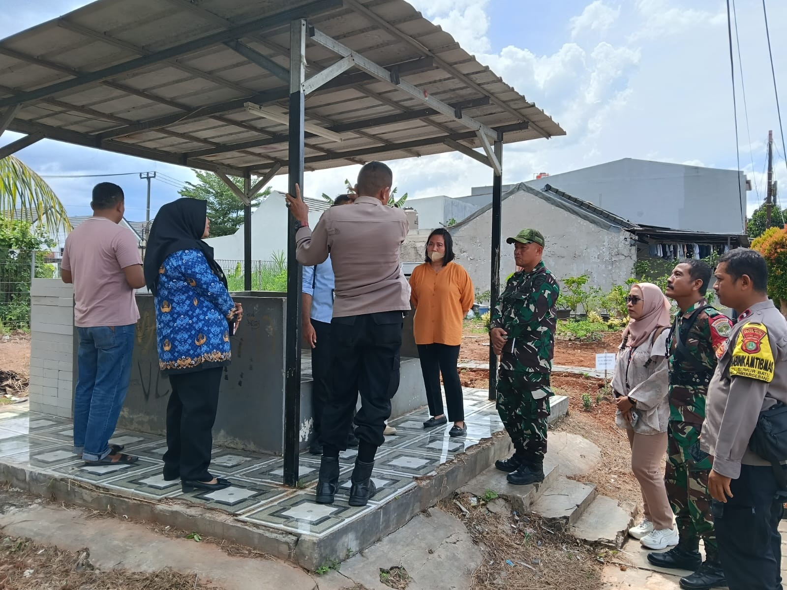 Sinergitas TNI-Polri Dampingi Pengecekan Lokasi Koperasi Kelurahan Merah Putih di Sumurbatu