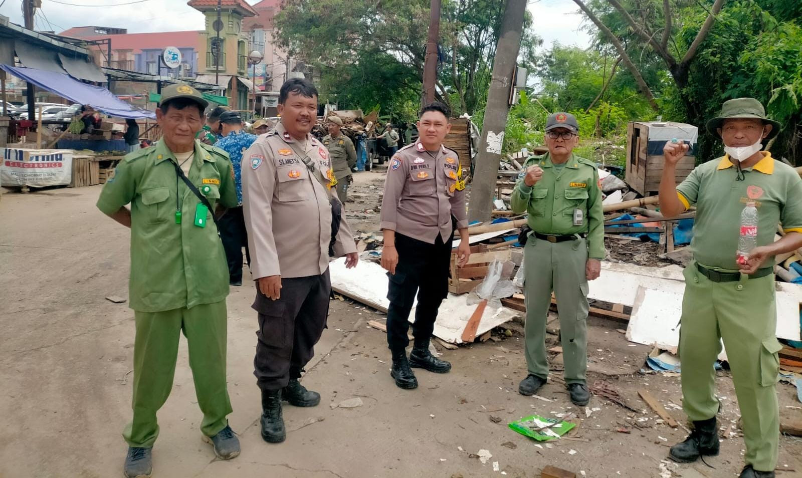 Bhabinkamtibmas Bersama Tiga Pilar  Kecamatan Medansatria Pengamanan Penertiban Bangunan Liar "Ops Berantas Jaya 2025"