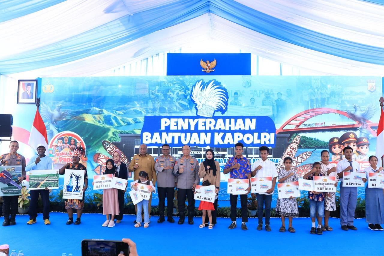 Polri Serahkan Bantuan Pendidikan bagi 10 Anak Korban KKB di Papua