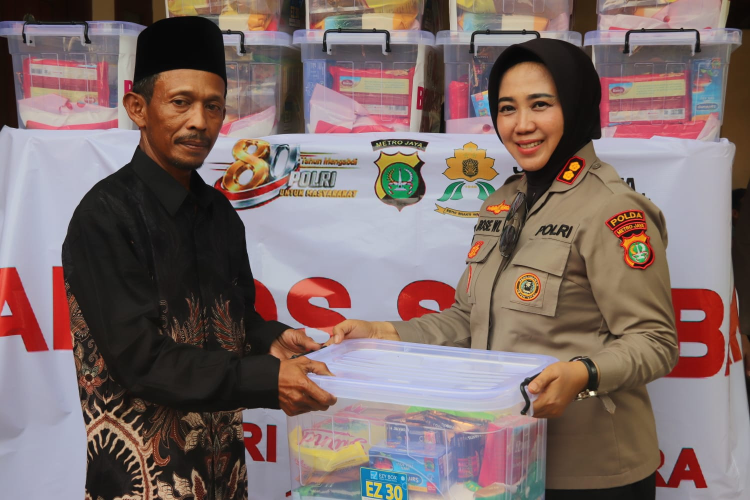 Polwan Polda Metro Jaya Hadir Bantu Warga Bojongsari Lewat Air Bersih dan Sembako