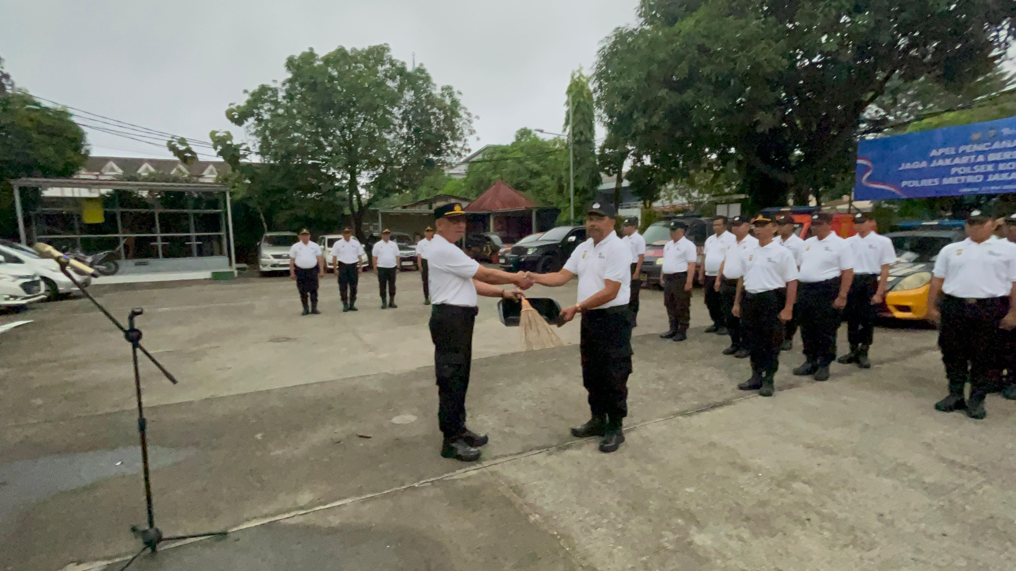 Dukung Program Kapolda, Polsek Koja Gelar Apel dan Aksi Bersih-Bersih Lingkungan