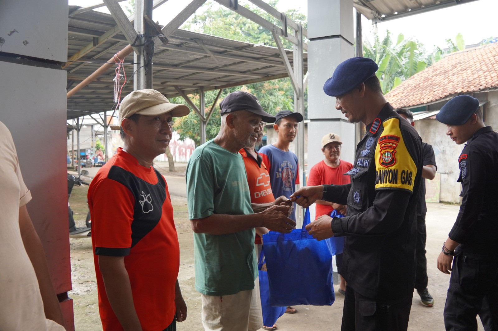 Brimob Polda Metro Jaya Gelar Jumat Berkah berbagi dengan warga dan kerja bakti bersama masyarakat