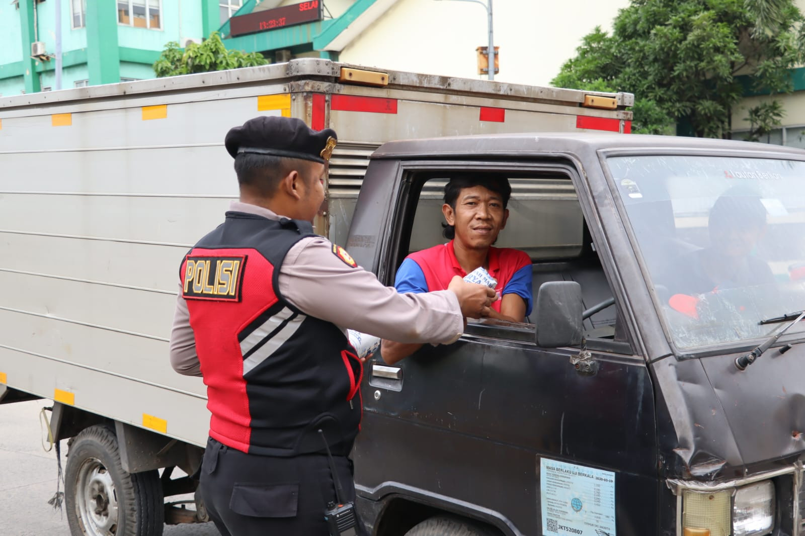 Berbagi Kebahagiaan, Kasatbinmas Bagikan Makanan Siap Santap