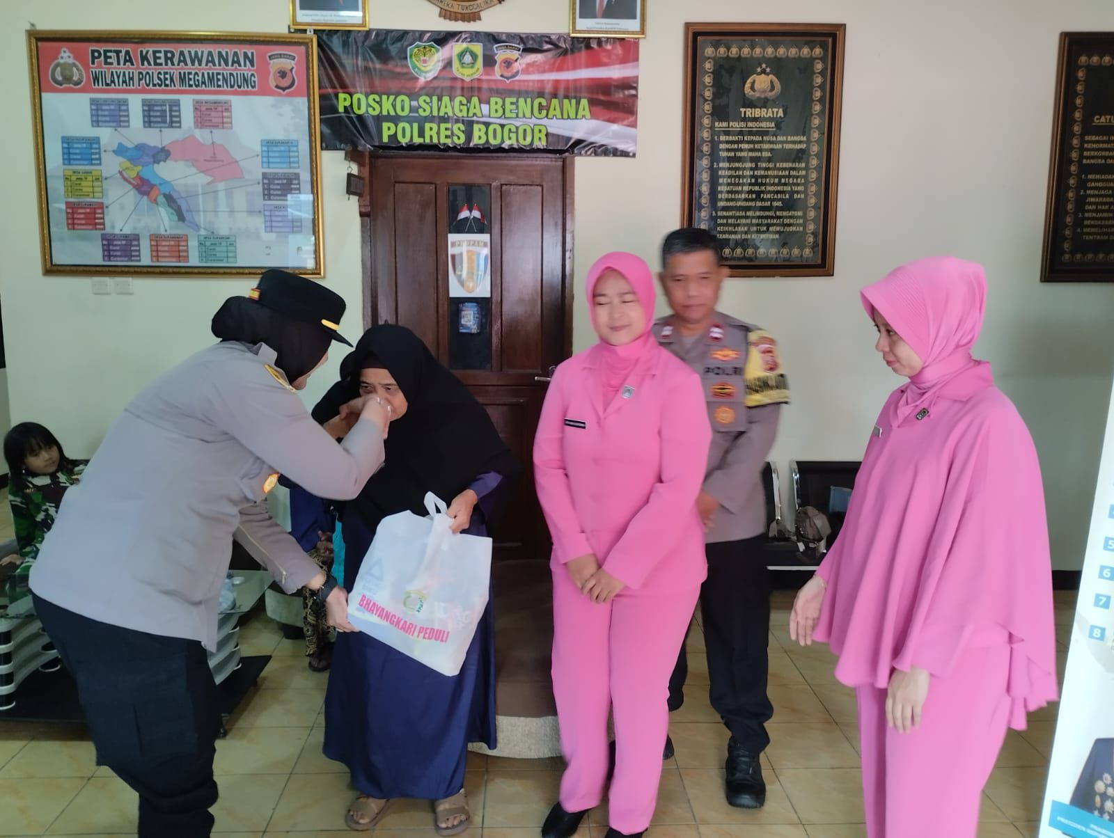 Humanis dan Peduli, Polisi Salurkan Bantuan Sembako di Kecamatan Megamendung