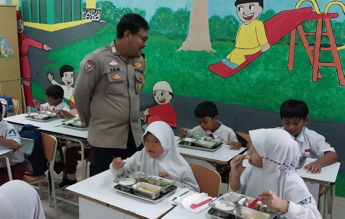 Bhabinkamtibmas Mustikajaya Mengamankan Pendistribusian Makan Bergizi Gratis