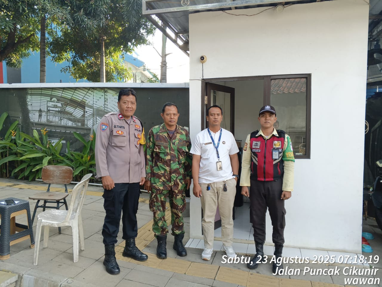 Polisi dan TNI Kawal Gowes Divisi LRT Jabodebek di Bekasi Barat