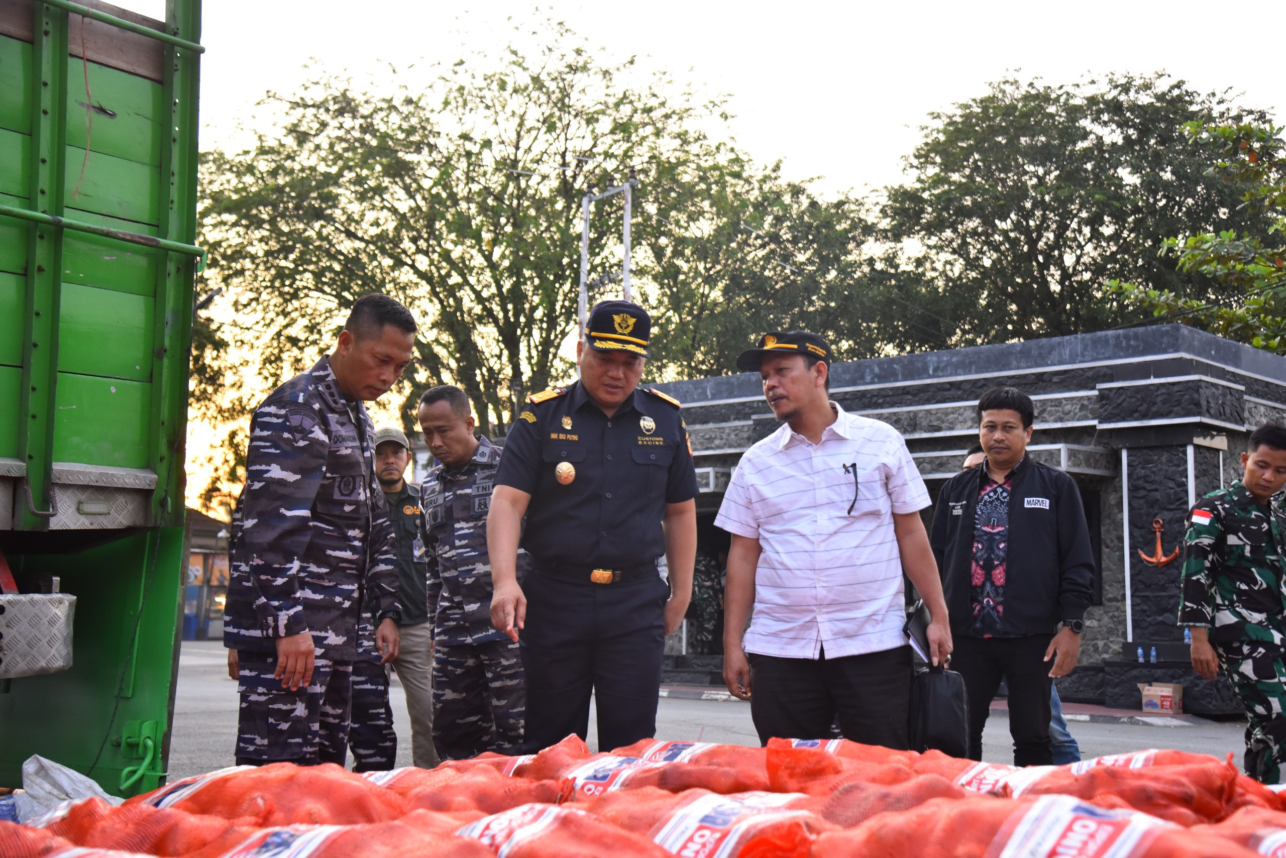 Sub Satgas Penyelundupan TNI Gagalkan Penyelundupan 46 Ton Bawang Bombai Ilegal di Pelabuhan Dwikora