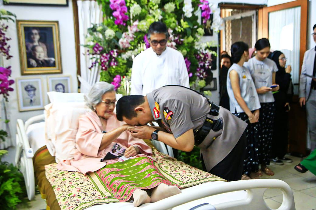 Kapolri Hadiri Perayaan Ulang Tahun ke-100 Ny. Meriyati Hoegeng, Simbol Kesetiaan dan Keteladanan