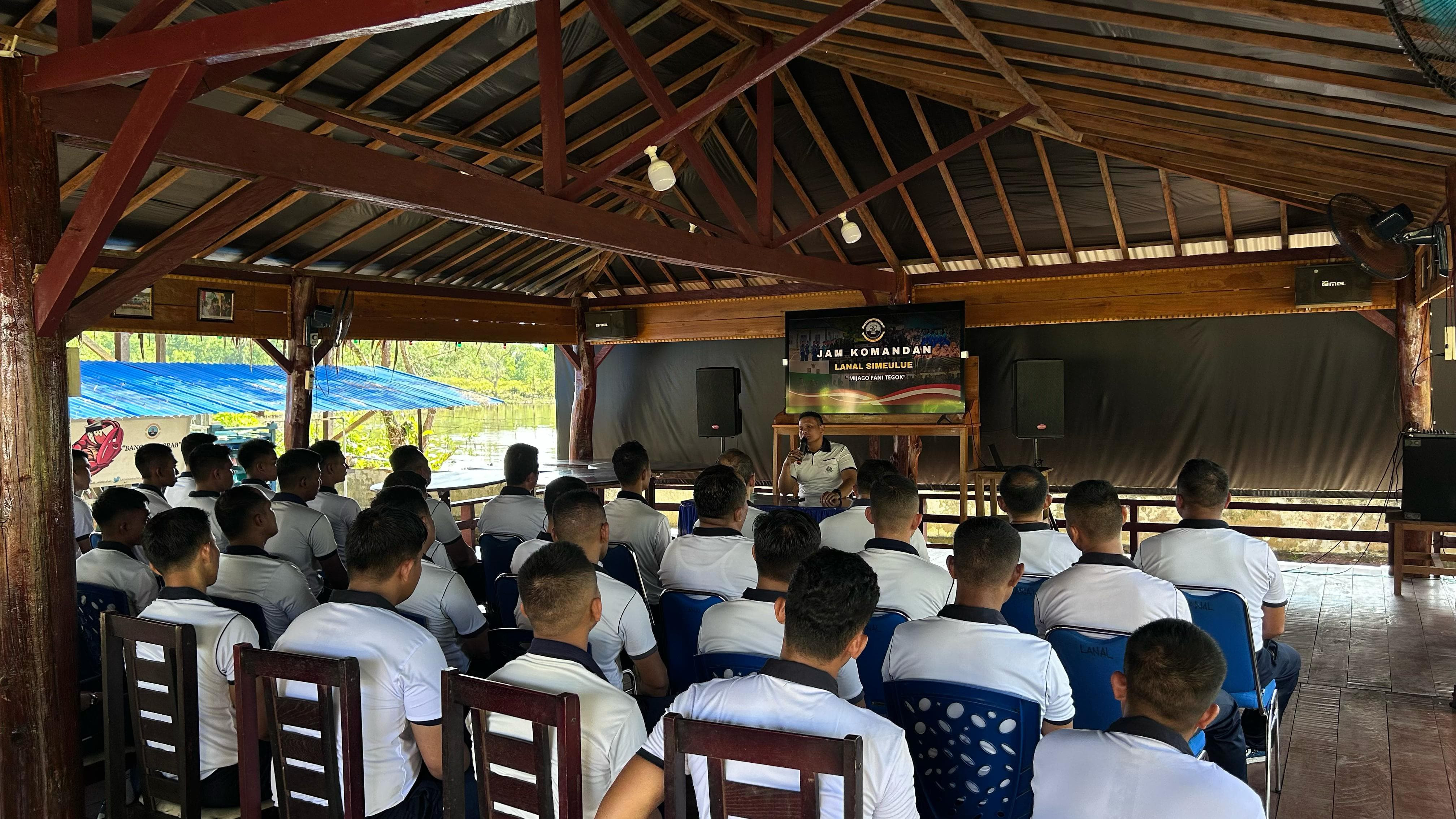 Danlanal Simeulue Berikan Pengarahan Prajurit Lanal Simeulue Melalui Jam Komandan