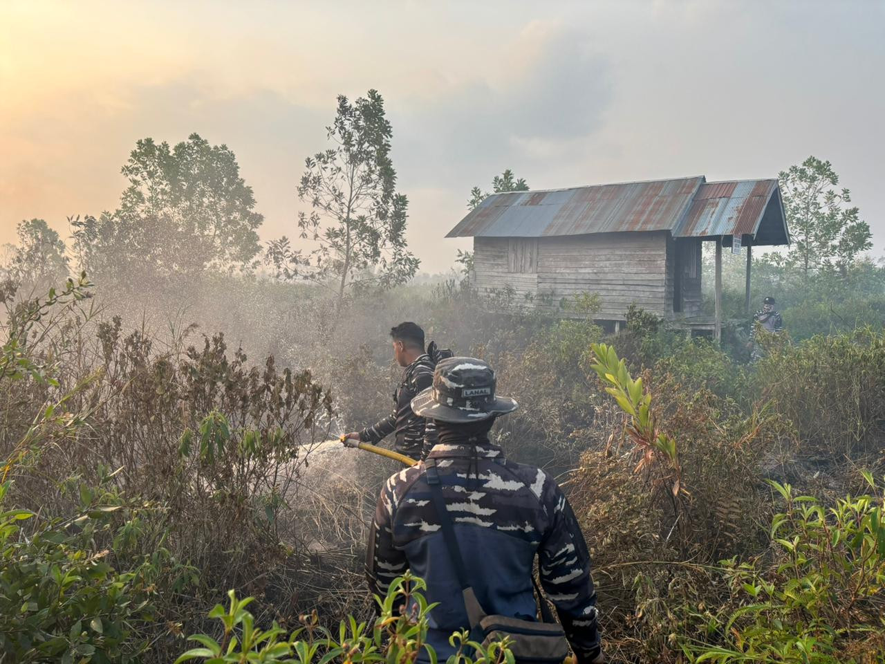 Lokalisasi dan Padamkan Api, Lanal Banjarmasin Bersama Dishut Kalsel Jinakkan Karhutla Gambut