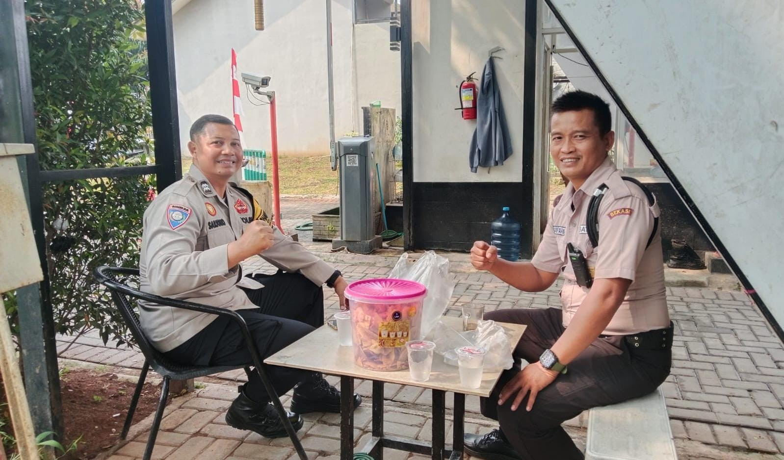 Bhabinkamtibmas Sambangi Pos Keamanan Perumahan di Mustikasari, Ajak Warga Perkuat Kamtibmas