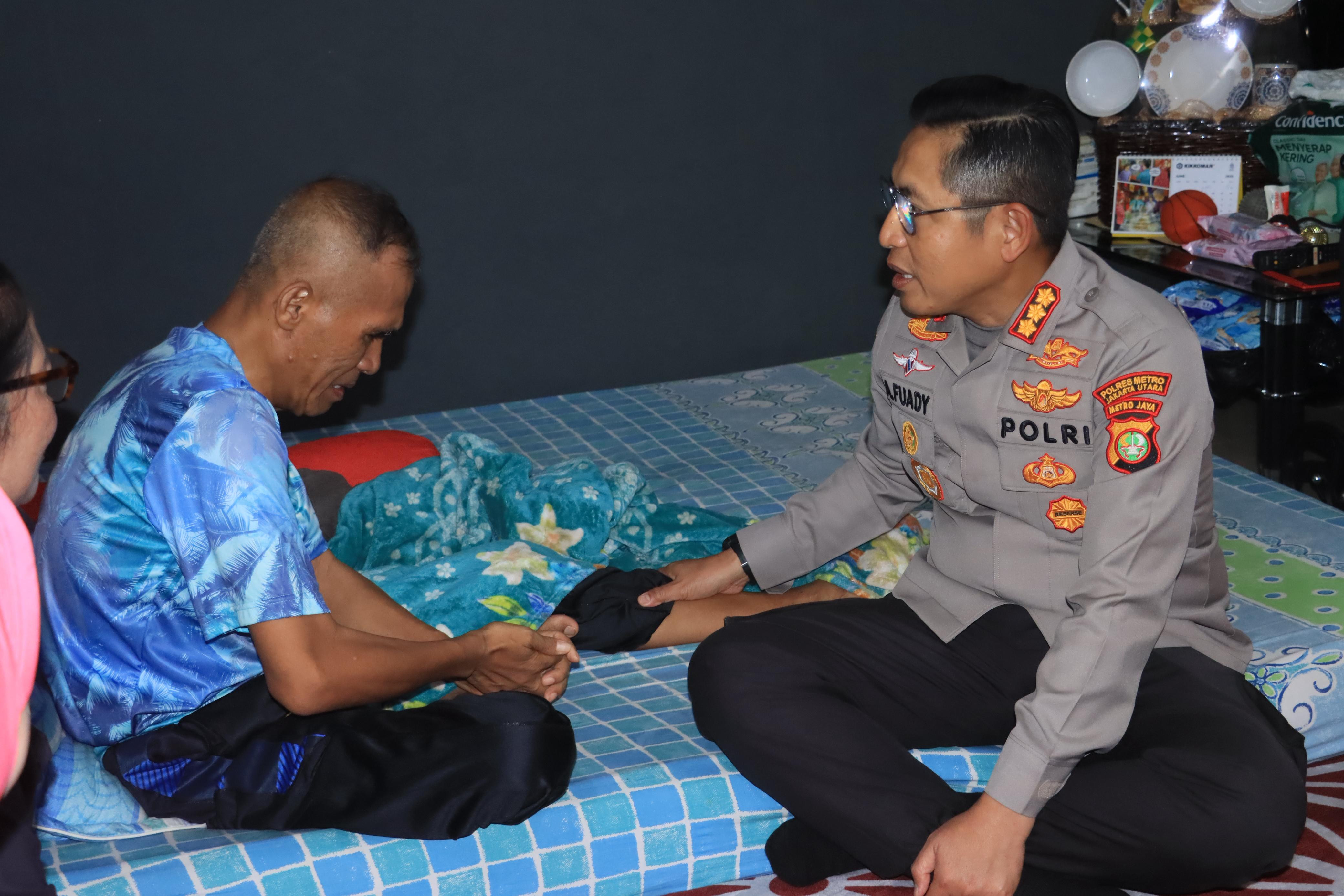 Kapolres Metro Jakarta Utara Kunjungan Anggota Sakit dalam Rangka Anjangsana Hari Bhayangkara Ke-79